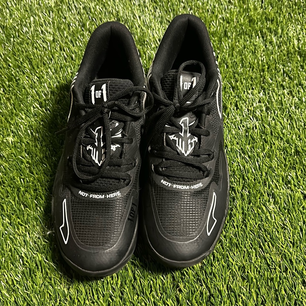 Black and White MB.01 Lo’s